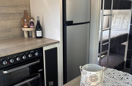 Norwood House | Modern 4 berth van with hot tub. 5 min to CBD.