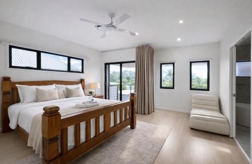 Taringa Villa | Modern 4BR 3Bath Duplex near Train Station Stylish Comfortable
