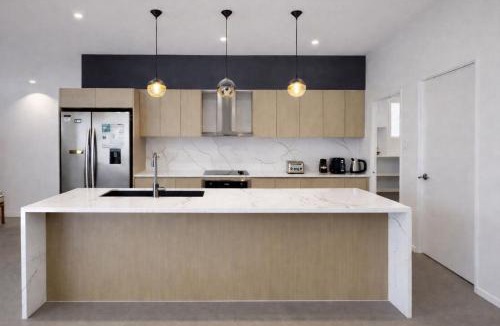 Taringa Villa | Modern 4BR 3Bath Duplex near Train Station Stylish Comfortable