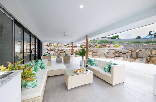 Airlie Beach House | Modern 5 Bedroom , 3 Bathroom Holiday Home with Sparkling Pool
