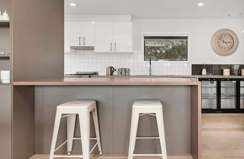 Echuca House | Modern 5-bedroom home with spa