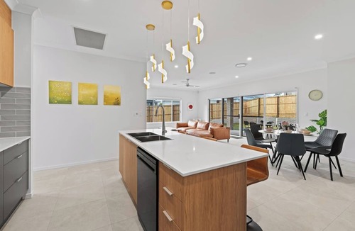 Park Ridge House | Modern 5BR Home in Peaceful Park Ridge Estate