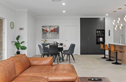 Park Ridge House | Modern 5BR Home in Peaceful Park Ridge Estate