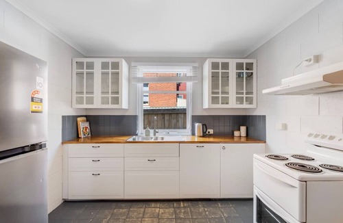 North Hobart Apartment | Modern and Central with Parking