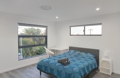 Guildford House | Modern and Spacious Queen Room with Attached Bathroom - NR2