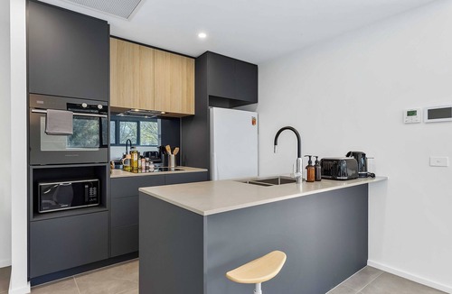 Lyneham House | Modern Artistic Apartment with Front Yard, Private Access, Family Friendly