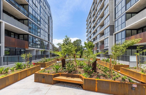 Lyneham House | Modern Artistic Apartment with Front Yard, Private Access, Family Friendly