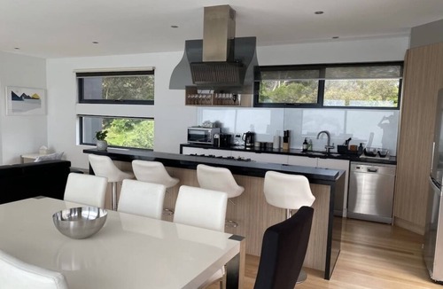 McCrae House | Modern Beach Escape – 4BR + Walk to Beach