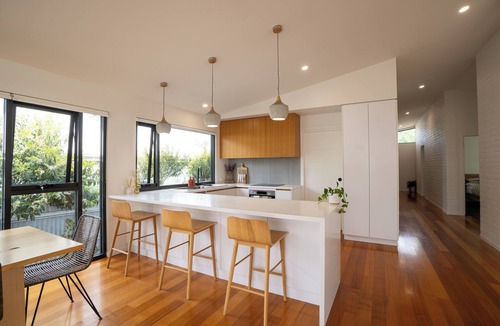 Kingston Beach House | Modern Beach House— short stroll from the beach, parks, cafes + restaurants.