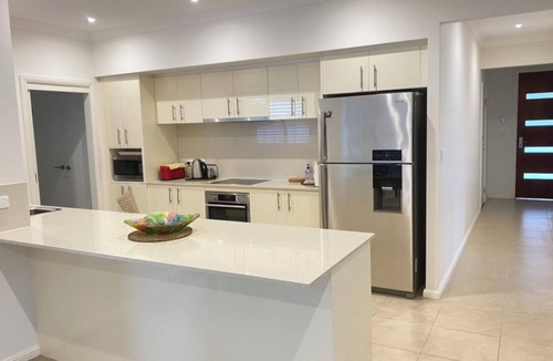 Maloneys Beach House | Modern Beach House Maloneys Beach (near Batemans Bay) - 2 min walk to beach!