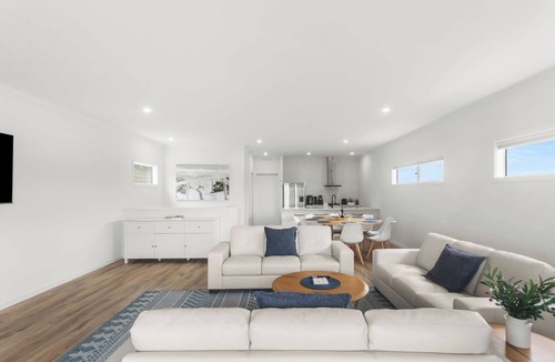 McCracken House | Modern Beachhouse, sea views Great location, 3 mins to the beach.