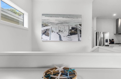 McCracken House | Modern Beachhouse, sea views Great location, 3 mins to the beach.