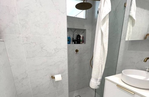 Coogee Apartment | Modern Beachside Apartment | 3-min walk to Coogee Beach!