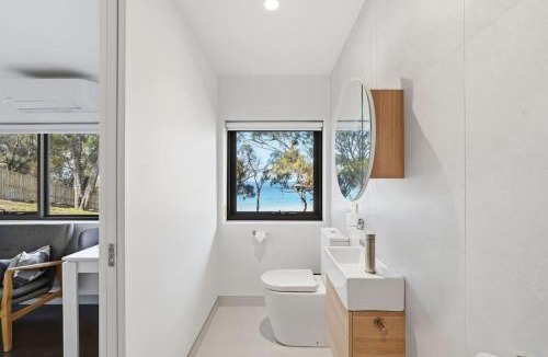 Blackmans Bay Apartment | Modern Beachside Studio