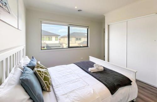 Berwick House | Modern Berwick Home with Fast WiFi Garage