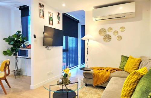 Spring Hill Apartment | Modern CBD Apartment With Skyline Views , Pool Gym & Free Parking
