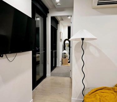 Spring Hill Apartment | Modern CBD Apartment With Skyline Views , Pool Gym & Free Parking
