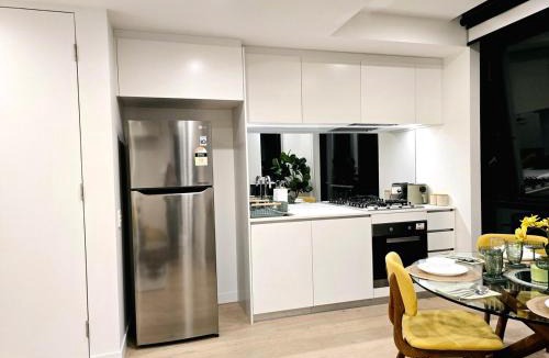 Spring Hill Apartment | Modern CBD Apartment With Skyline Views , Pool Gym & Free Parking