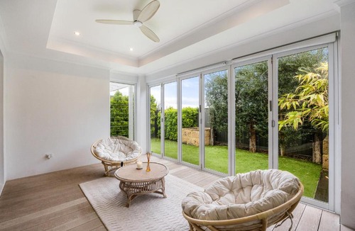 Jindalee Apartment | Modern Coastal Haven, Walk to Eden Beach & Shops