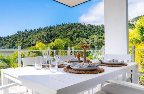 Airlie Beach Apartment | Modern Coastal Unit | Sea Views | Walk to Main Street
