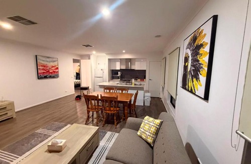 Mount Cottrell House | Modern Comforts in a Spacious 3BR Family Retreat