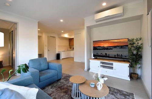 Rockingham Apartment | Modern & Convenience meets Capri on Flinders