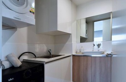Rockingham Apartment | Modern & Convenience meets Capri on Flinders