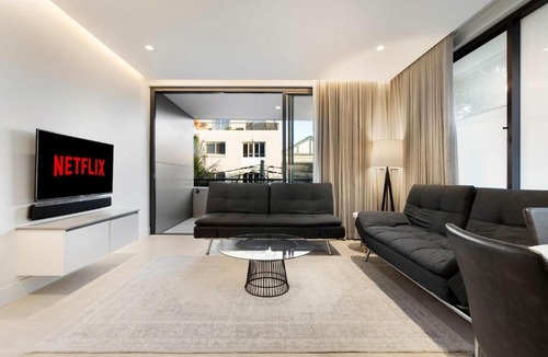 Coogee Apartment | Modern Coogee Apt with Lift, Parking & Balcony