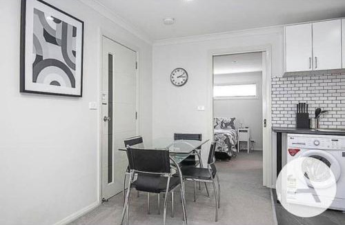 Hughes House | Modern cottage central location