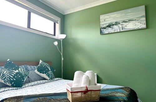 Pakenham House | Modern Cozy Townhome with Balcony at Central Location