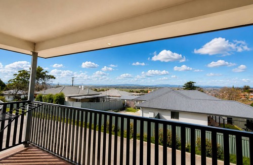 West Bathurst Apartment | Modern designed flat & endless views over Bathurst