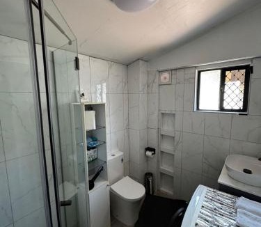South Toowoomba House | Modern Detached Studio - close to St Vincent Hospital & city & Gabbinbar