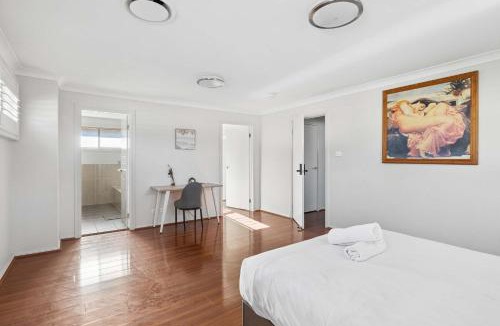 Seven Hills House | Modern Double Room with Ensuite Bath - Near Station - Shared Kitchen