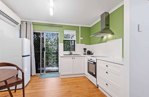 Edge Hill Apartment | Modern Edge Hill Studio w/Free Parking & Balcony