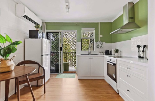 Edge Hill Apartment | Modern Edge Hill Studio w/Free Parking & Balcony