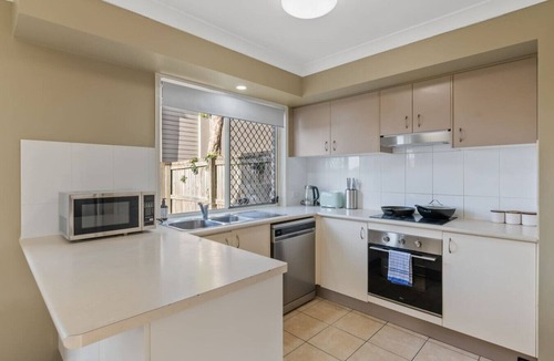 Calamvale House | Modern Family Retreat | Shops, Parks & Transport