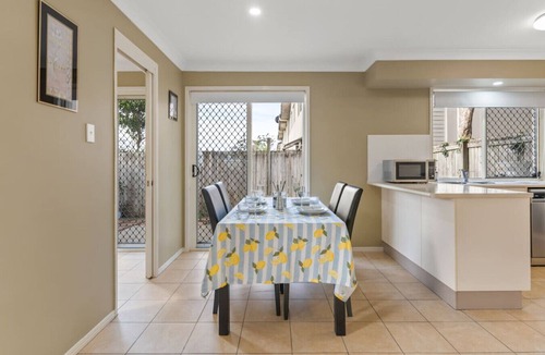 Calamvale House | Modern Family Retreat | Shops, Parks & Transport