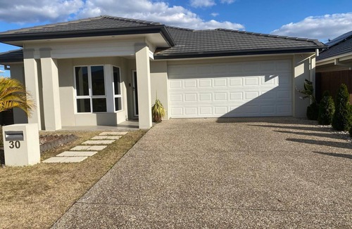Deebing Heights House | Modern Four Bedroom Holiday Home Available in Deebing Heights