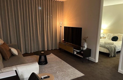Griffith Apartment | Modern Griffith Apartment