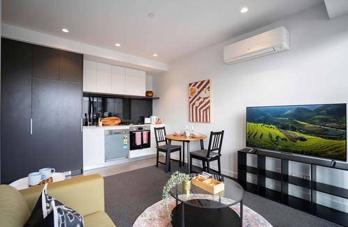 Hawthorn Apartment | Modern Hawthorn 1BR Walk to Cafes & Transport