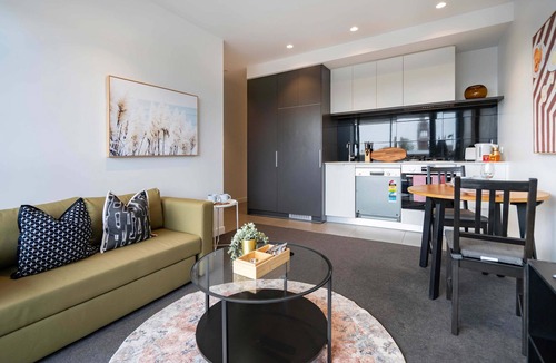 Hawthorn Apartment | Modern Hawthorn 1BR Walk to Cafes & Transport