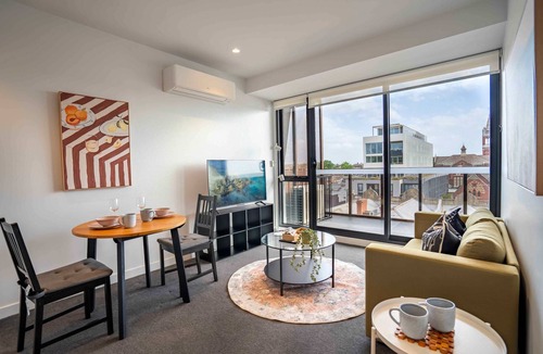 Hawthorn Apartment | Modern Hawthorn 1BR Walk to Cafes & Transport