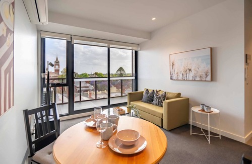 Hawthorn Apartment | Modern Hawthorn 1BR Walk to Cafes & Transport