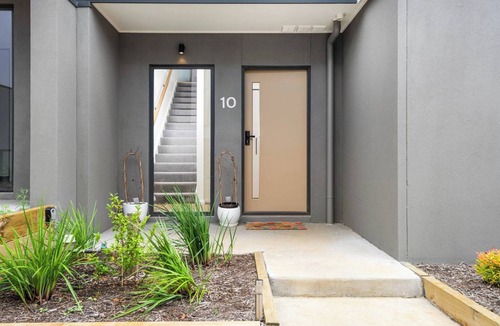 Wandana Heights Villa | Modern Highton Hideaway – Quiet Townhouse Comfort