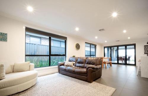 Newstead Apartment | Modern Home for Large Groups or Families