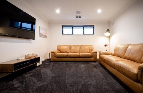 Newstead Apartment | Modern Home for Large Groups or Families