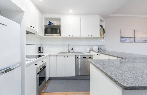 Griffith Apartment | Modern & Homely 2BR Burke Crescent Apartment