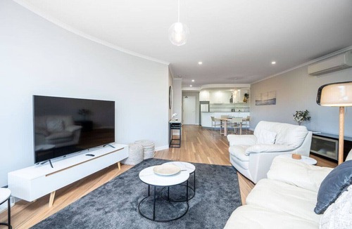 Griffith Apartment | Modern & Homely 2BR Burke Crescent Apartment