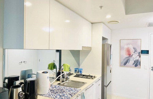 Hamilton Apartment | Modern inner city apartment with river views, WiFi & AC in lovely Hamilton