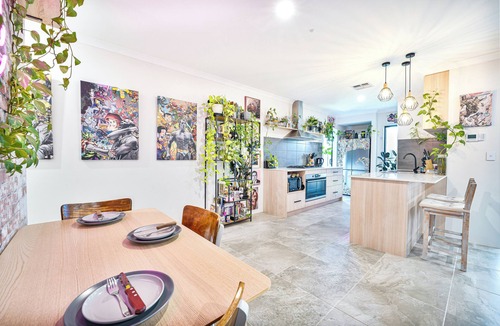 Beechboro House | Modern King Suite Private Ensuite, Double Shower, 75″ TV & Free Parking